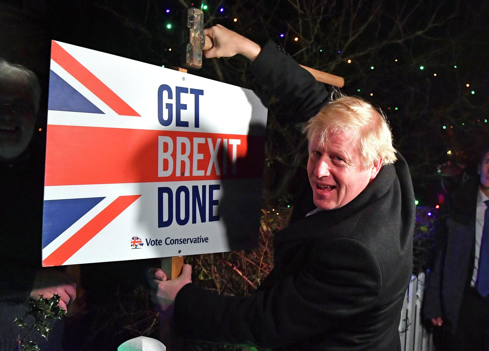 Премьер-министр Великобритании Борис Джонсон с табличкой Get Brexit Done - РИА Новости, 1920, 31.10.2023