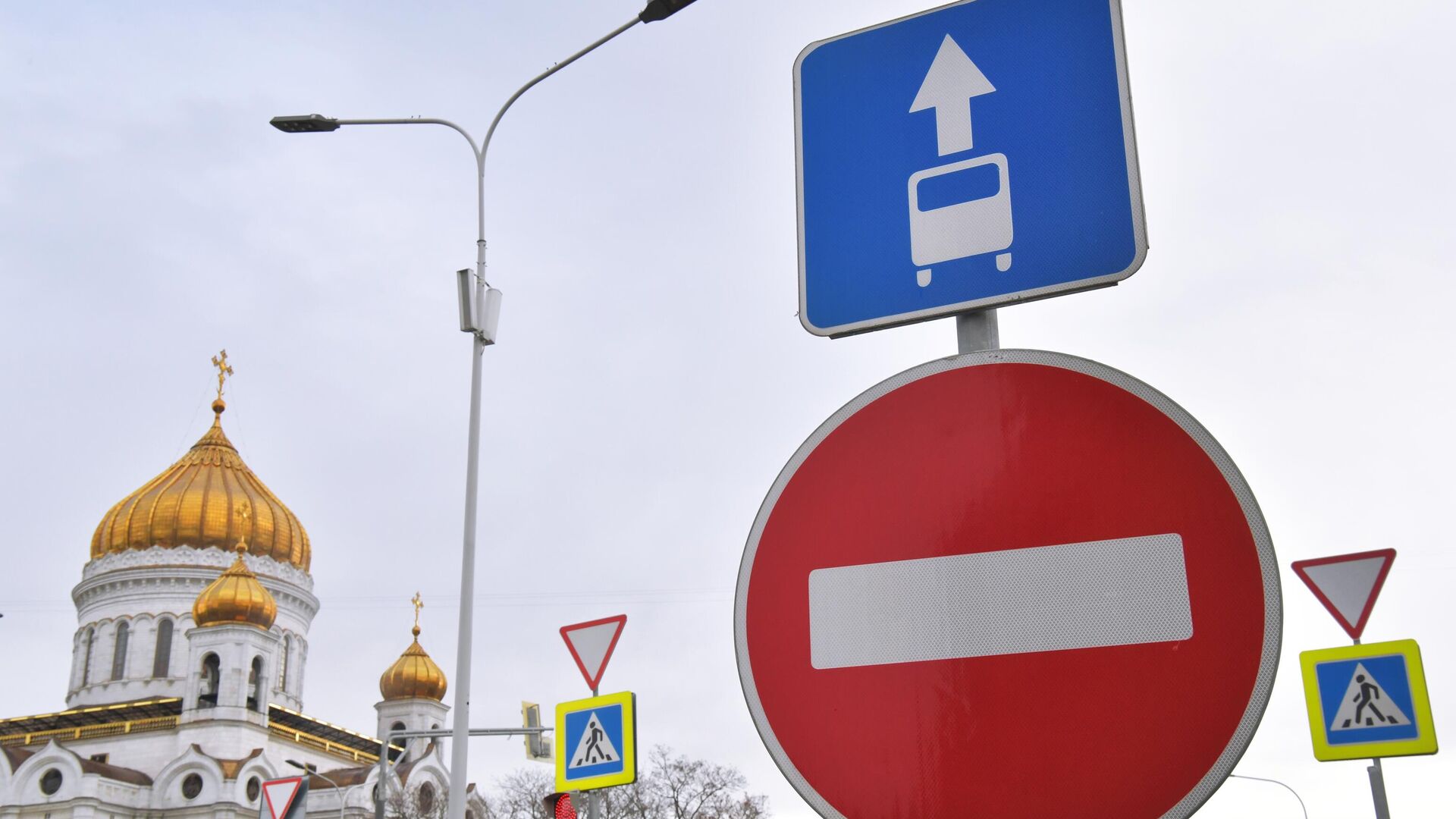 Дорожный знак, запрещающий езду по выделенным для общественного транспорта полосам - РИА Новости, 1920, 05.04.2021