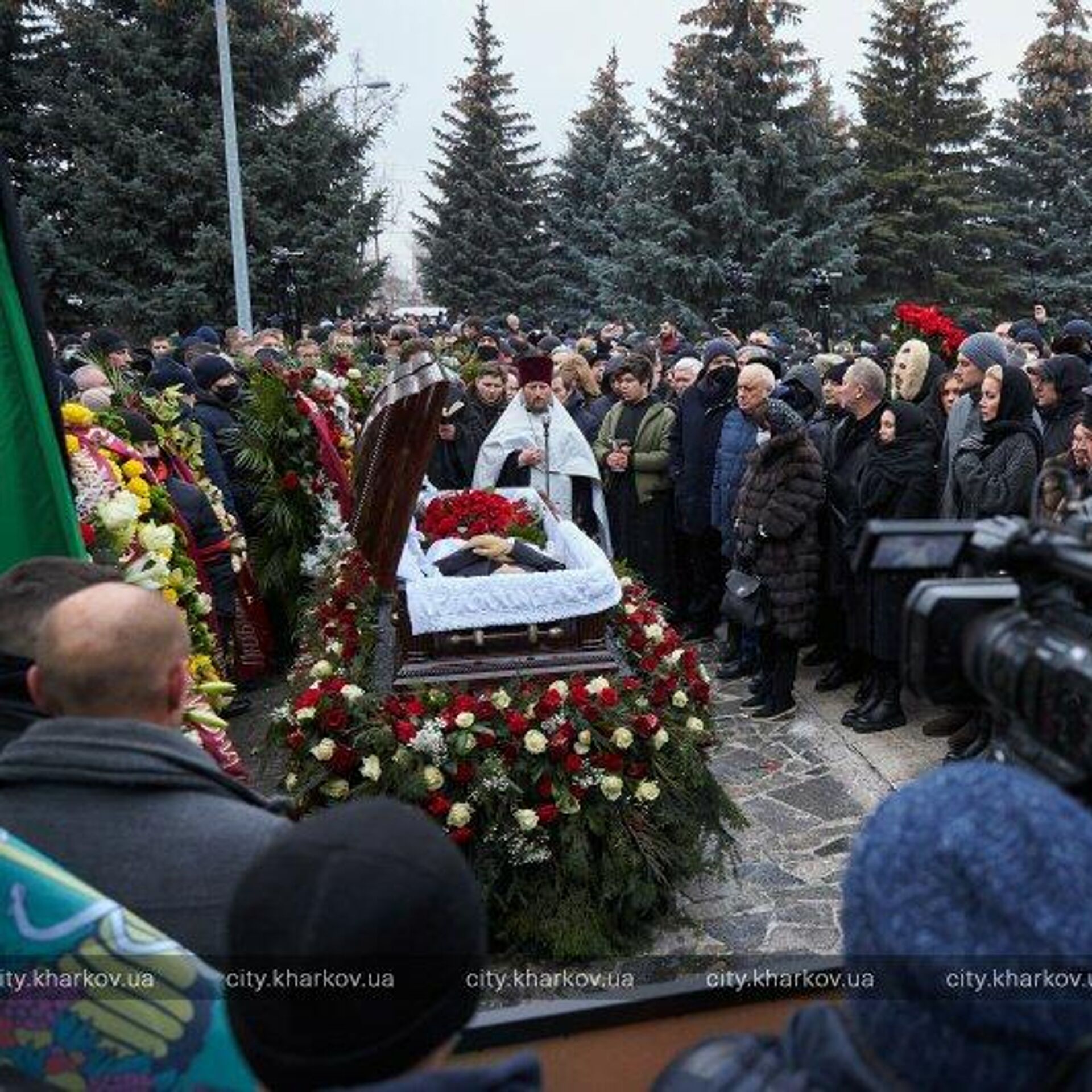 Идет похоронная процессия. Могила Кернеса Геннадия.