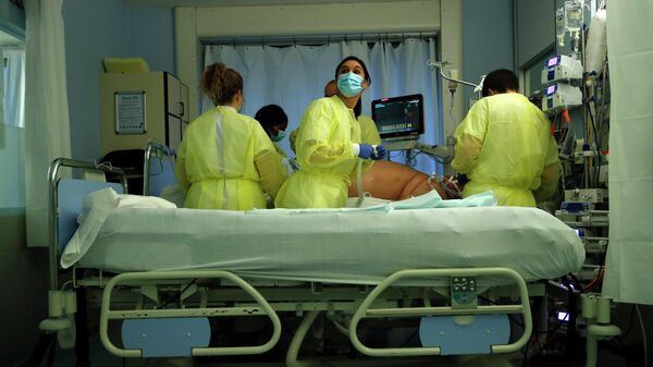 Медицинские работники в палате интенсивной терапии в больнице города Льеж, Бельгия