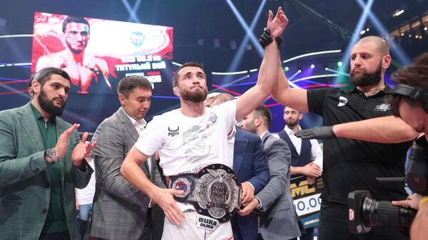Мухаммед Эминов с чемпионским поясом AMC Fight Nights Global