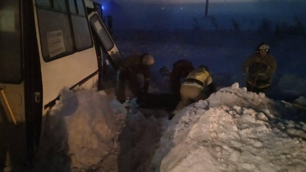 В результате столкновения на трассе в Черепановском районе Новосибирской области рейсового автобуса и грузовика погиб один человек, семеро пострадали - РИА Новости, 1920, 26.12.2020