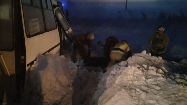 В результате столкновения на трассе в Черепановском районе Новосибирской области рейсового автобуса и грузовика погиб один человек, семеро пострадали