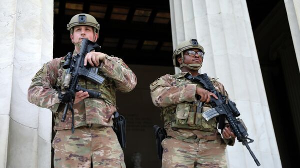 Американские военные и сотрудники Национальной гвардии во время протестов в Вашингтоне, США