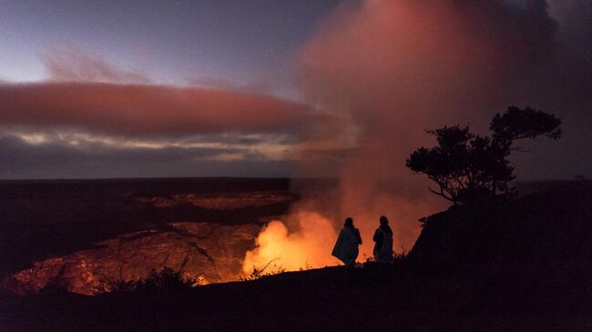 Люди наблюдают за извержением вулкана Килауэа на острове Гавайи