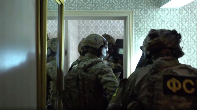 Сотрудники ФСБ во время спецоперации в Дагестане. Стоп-кадр видео