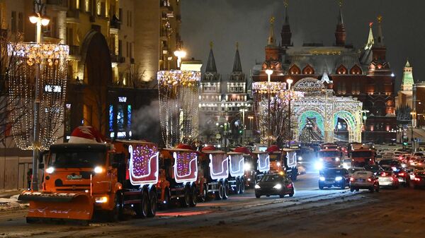 Снегоуборочные машины, украшенные к Новому году, убирают снег в центре Москвы
