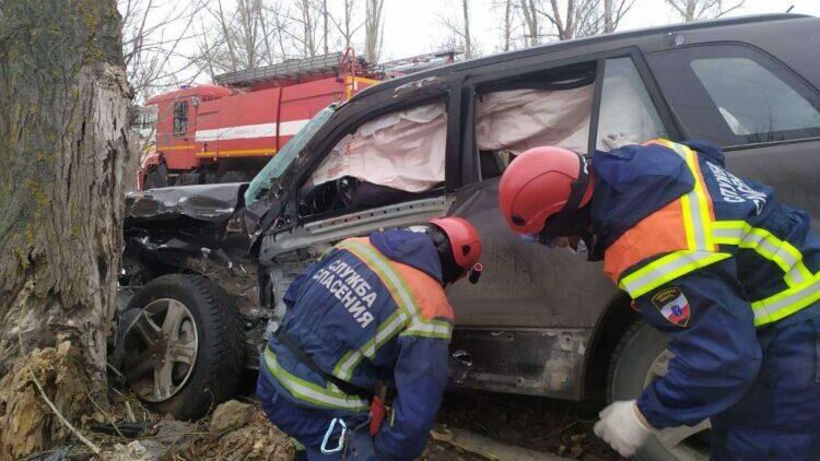 ДТП с участием Suzuki Grand Vitara и Камаза у поворота на село Александровка в Саратовской области - РИА Новости, 1920, 26.12.2020