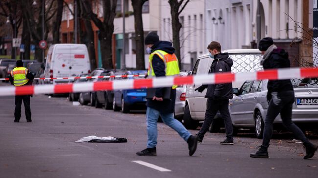 Сотрудники правоохранительных органов Германии на месте стрельбы в Берлине. 26 декабря 2020