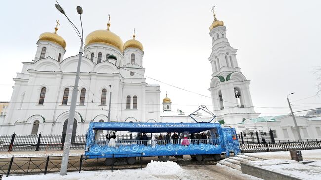 Новогодний трамвай с артистами на открытой платформе у Собора Рождества Пресвятой Богородицы в предновогоднем Ростове-на-Дону