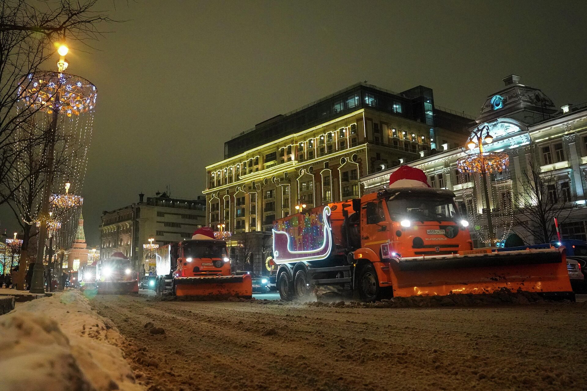 Снегоуборочные машины украшенные в Москве к Новому году световыми декорациям - РИА Новости, 1920, 26.12.2020