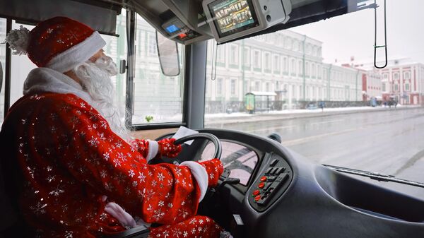Водитель в костюме Деда Мороза в новогоднем автобусе Везет в Новый год в Санкт-Петербурге