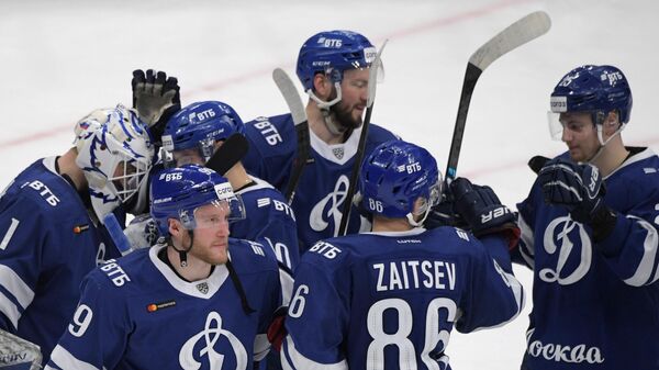 Игроки Динамо радуются победе в матче регулярного чемпионата Континентальной хоккейной лиги между ХК Динамо (Москва) и ХК СКА (Санкт-Петербург).