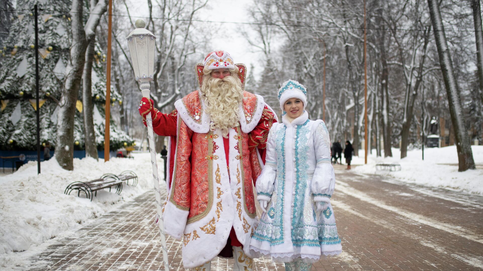 Дед Мороз со Снегурочкой у своей резиденции в Центральном парке Калуги - РИА Новости, 1920, 03.12.2021