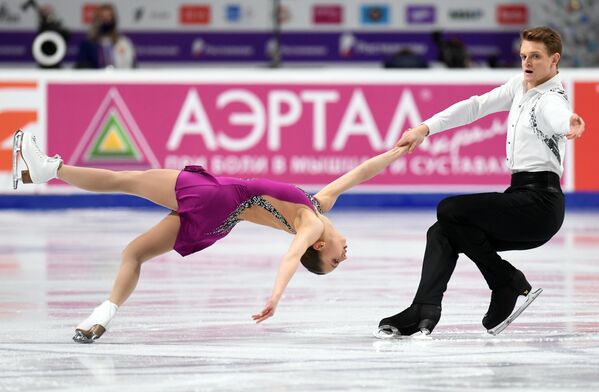 Александра Бойкова и Дмитрий Козловский выступают с произвольной программой в соревнованиях среди пар на чемпионате России по фигурному катанию в Челябинске.