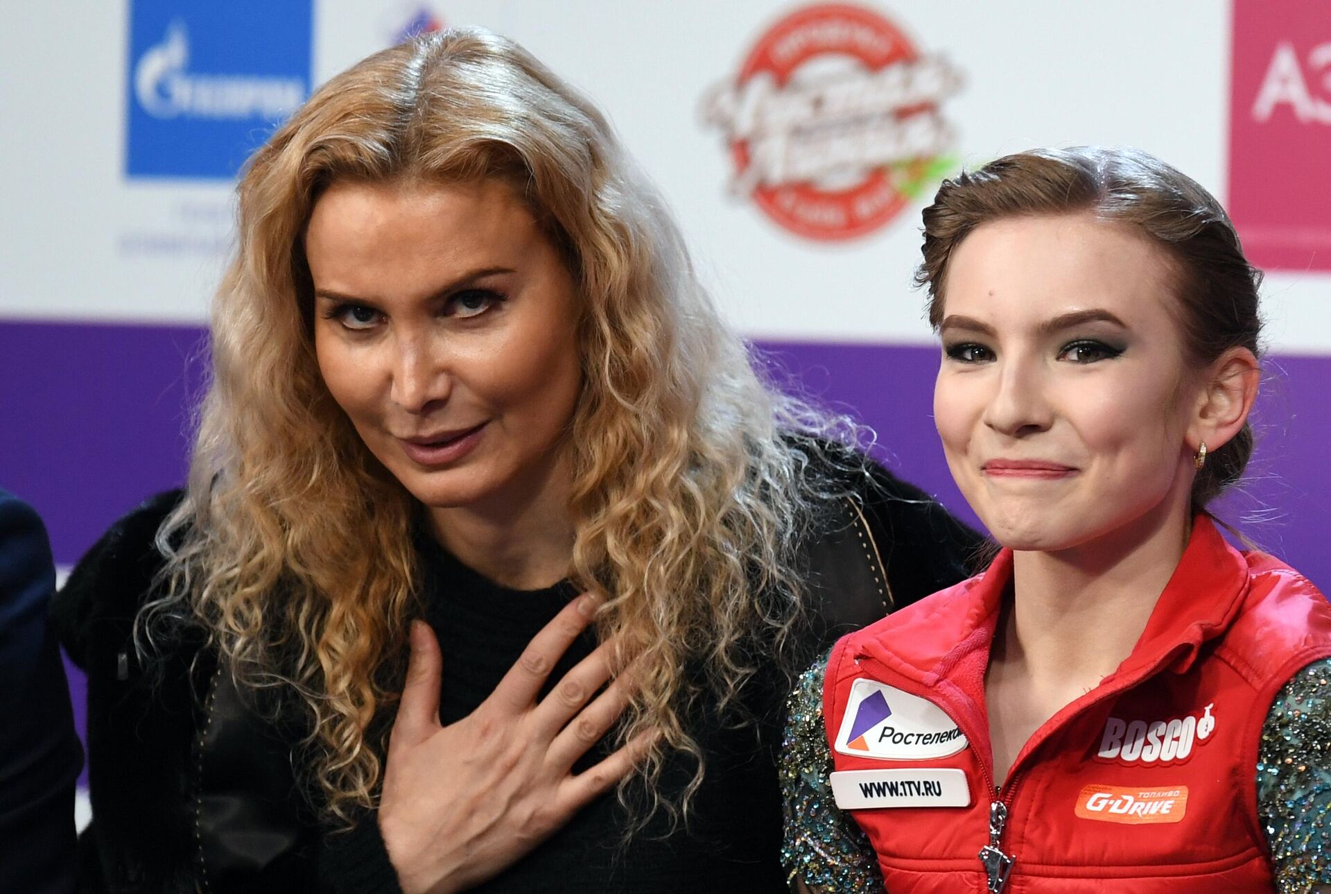 Darya Usacheva after her women's free skating performance at the Russian Figure Skating Championships in Chelyabinsk.  On the left is his coach Eteri Tutberidze.  -RIA Novosti, 1920, 03/09/2023