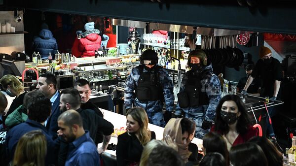 Сотрудники правоохранительных органов во время рейда по выявлению нарушений санитарно-эпидемиологических ограничений в клубе Balagan в Москве