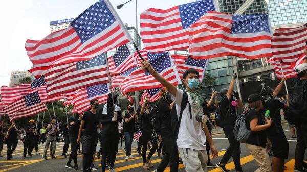 Люди с флагами США в Гонконге