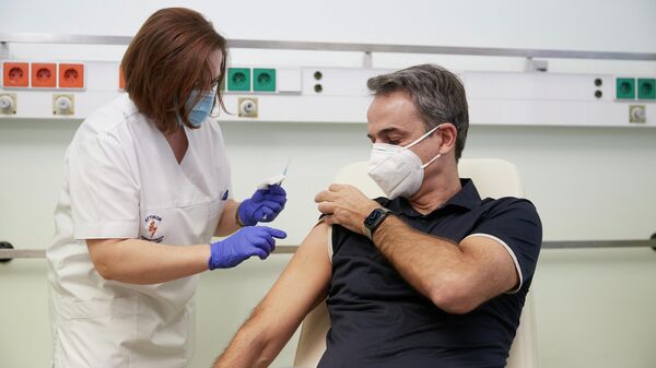Премьер-министр Греции Кириакос Мицотакис во время вакцинации от коронавируса