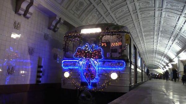 Новогоднее настроение: в московском метро пустили тематический поезд