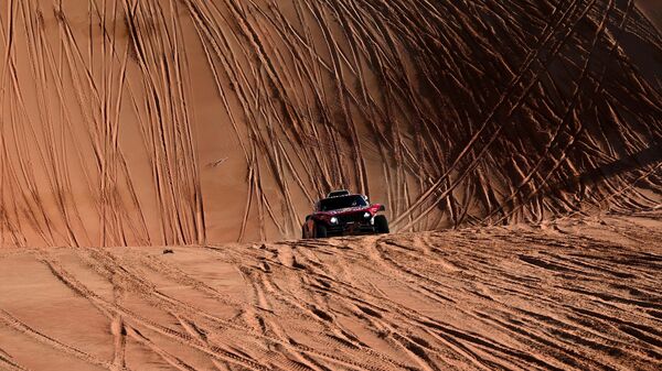 Mini's Spanish drivers Carlos Sainz of Spain and co-driver Lucas Cruz of Spain compete during the Stage 11 of the Dakar 2020 between Shubaytah and Haradh, Saudi Arabia, on January 16, 2020. (Photo by FRANCK FIFE / AFP)