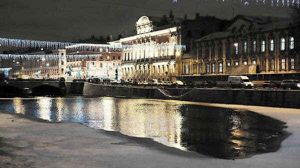 Набережная реки Фонтанки с праздничной подсветкой к Новому году в Санкт-Петербурге 