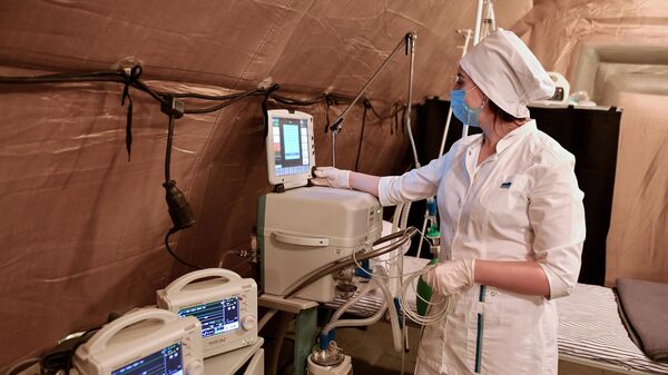 Медицинский работник мобильного госпиталя Минобороны для лечения больных с коронавирусом в Симферополе