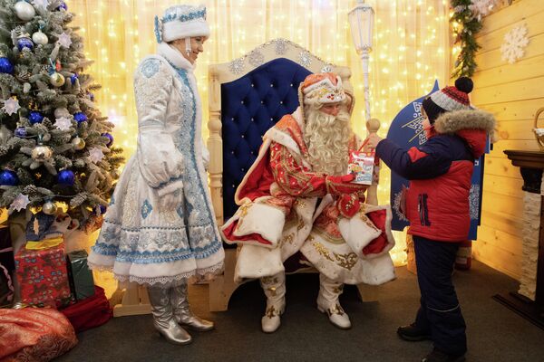 Дед Мороз со Снегурочкой в своей резиденции в Центральном парке Калуги