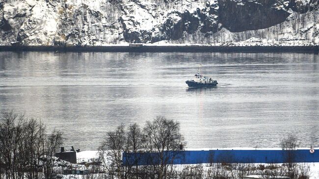 Катер в Мурманском морском торговом порту