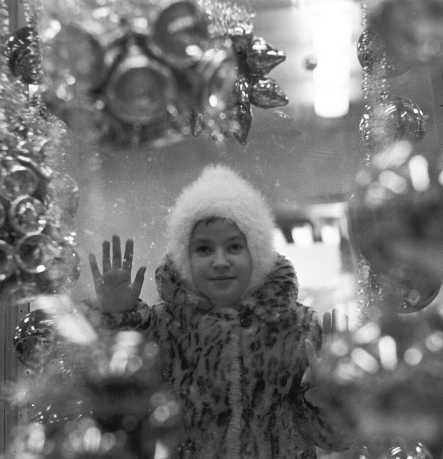 Девочка у витрины московского универсального магазина Детский мир