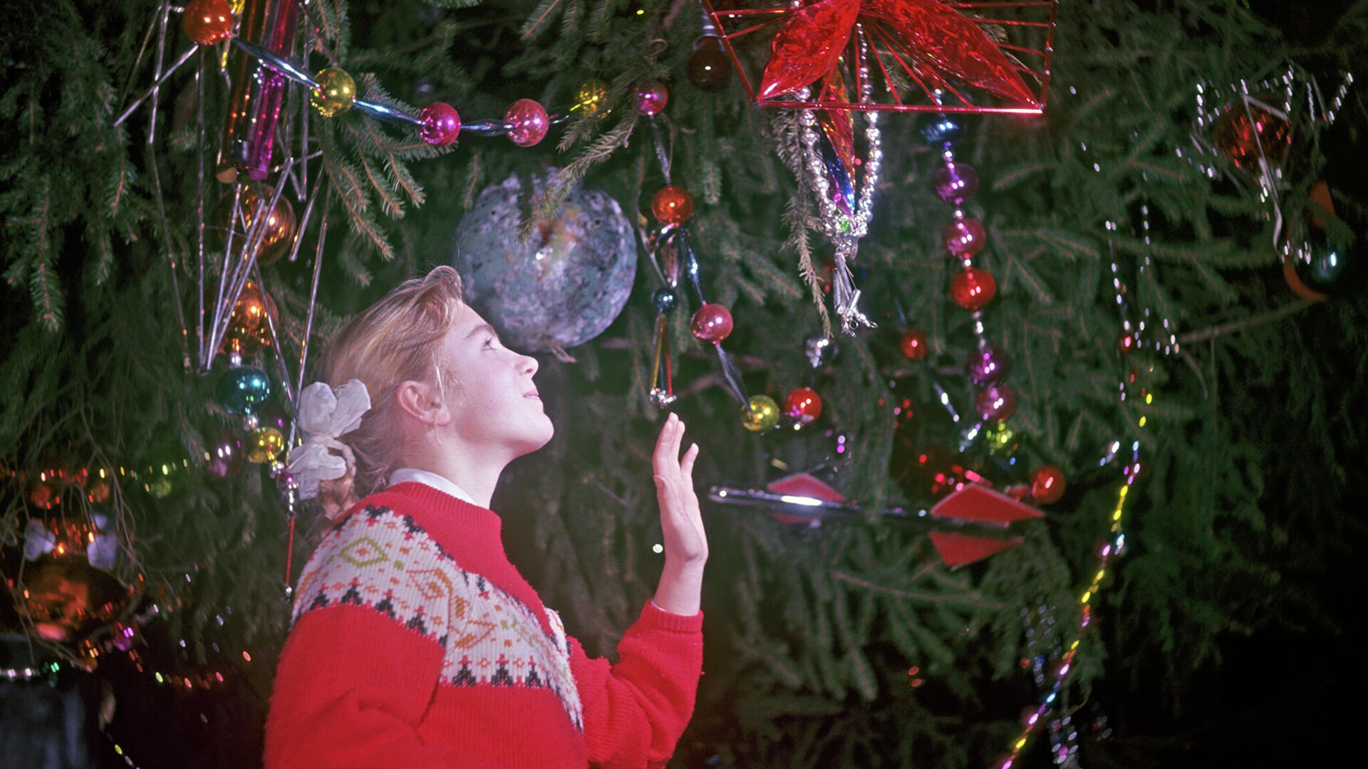Девочка на новогодней елке, проходящей в Георгиевском зале Большого Кремлевского дворца - РИА Новости, 1920, 30.12.2022