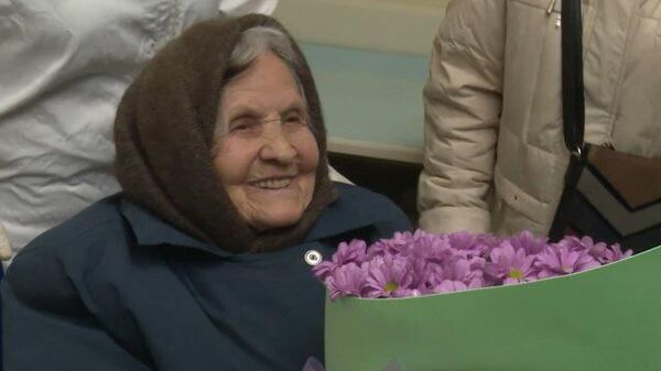 Поспокойнее надо быть: 101-летняя бабушка поборола COVID-19