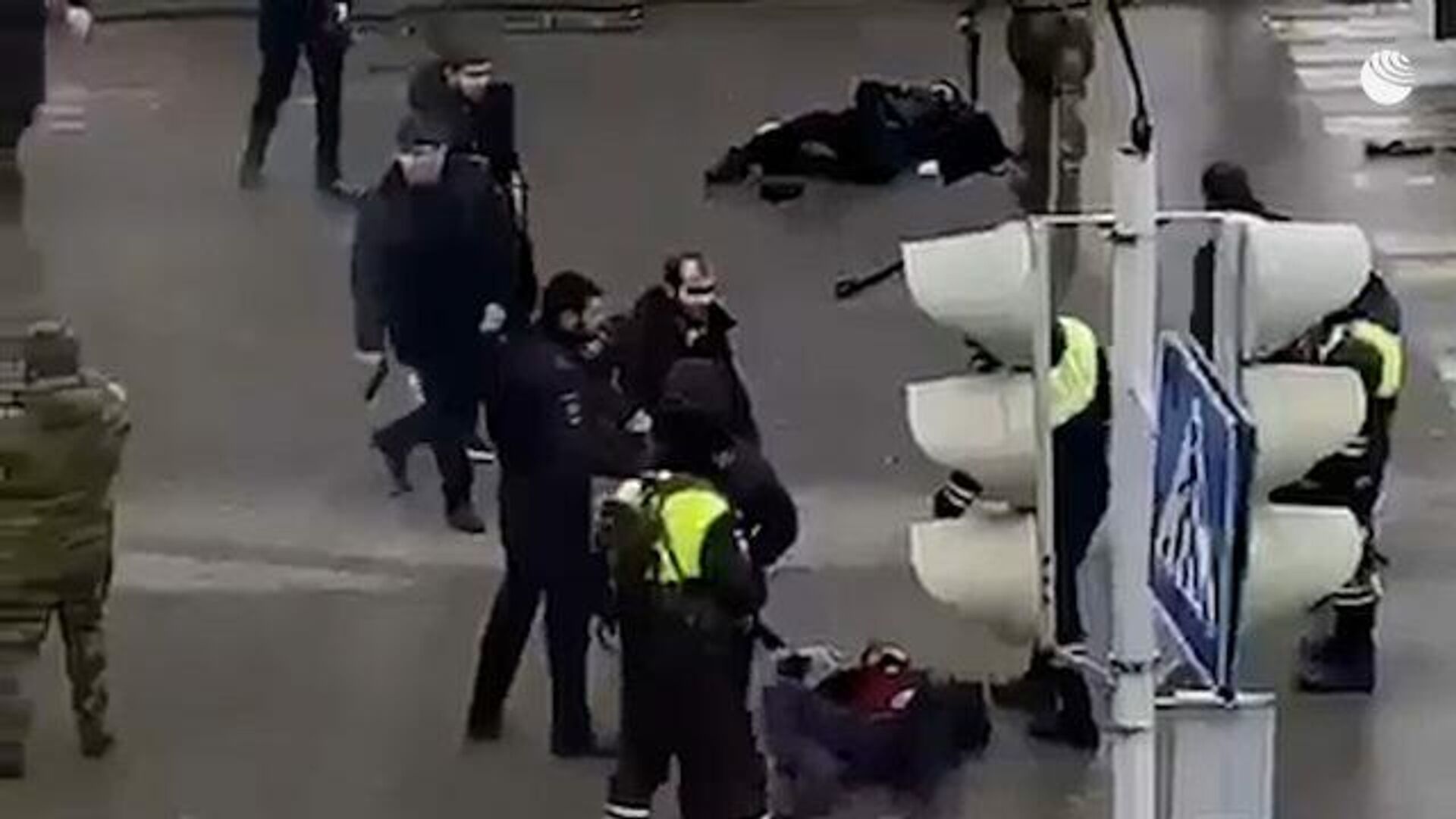 Видео где террористы расстреливают людей в крокусе. Нападение на полицейских в Грозном. Нападения на полицейских в Грозном 2020.