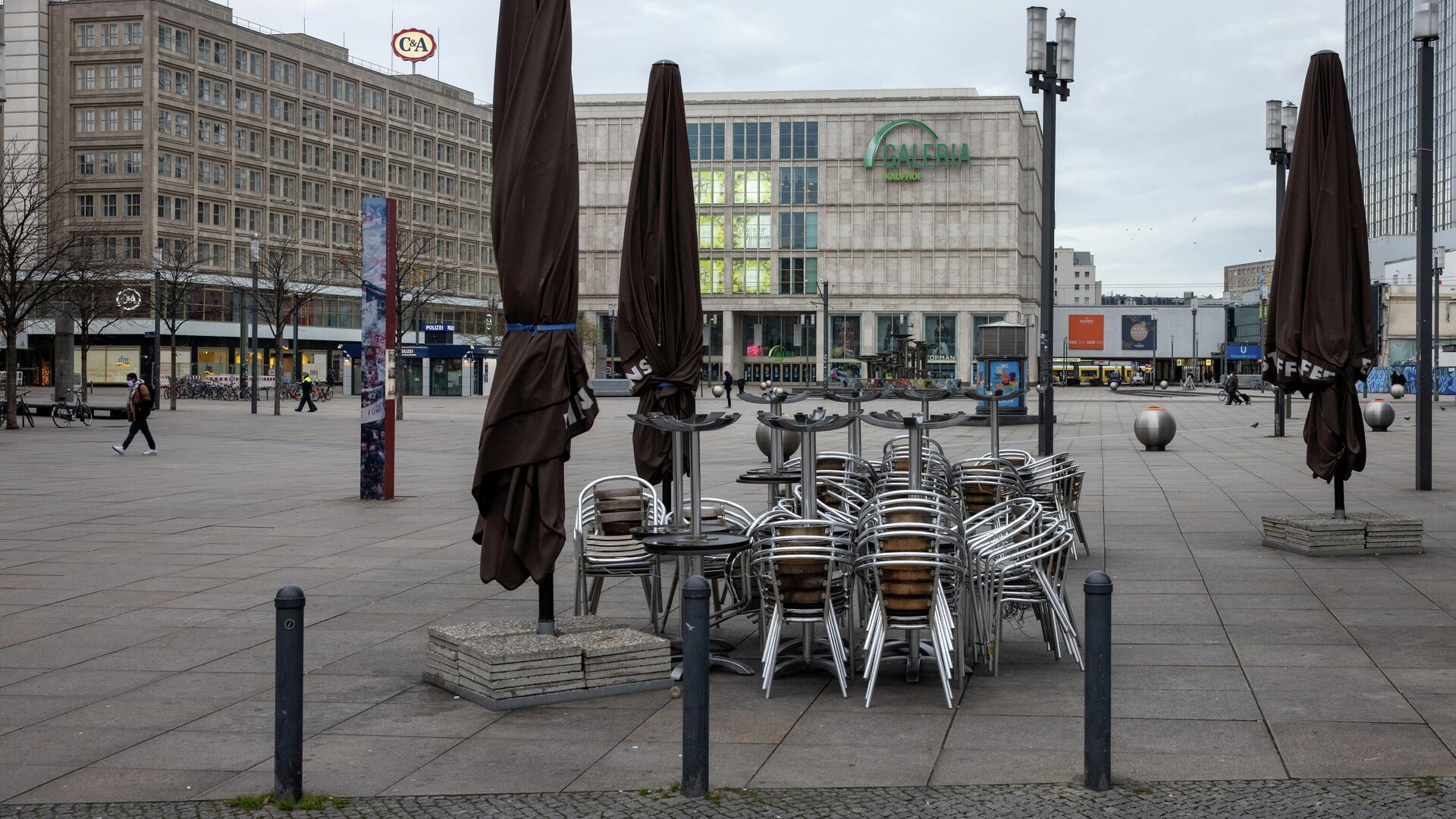 Столы и стулья возле закрытого кафе на площади Александерплац в Берлине - РИА Новости, 1920, 07.01.2021