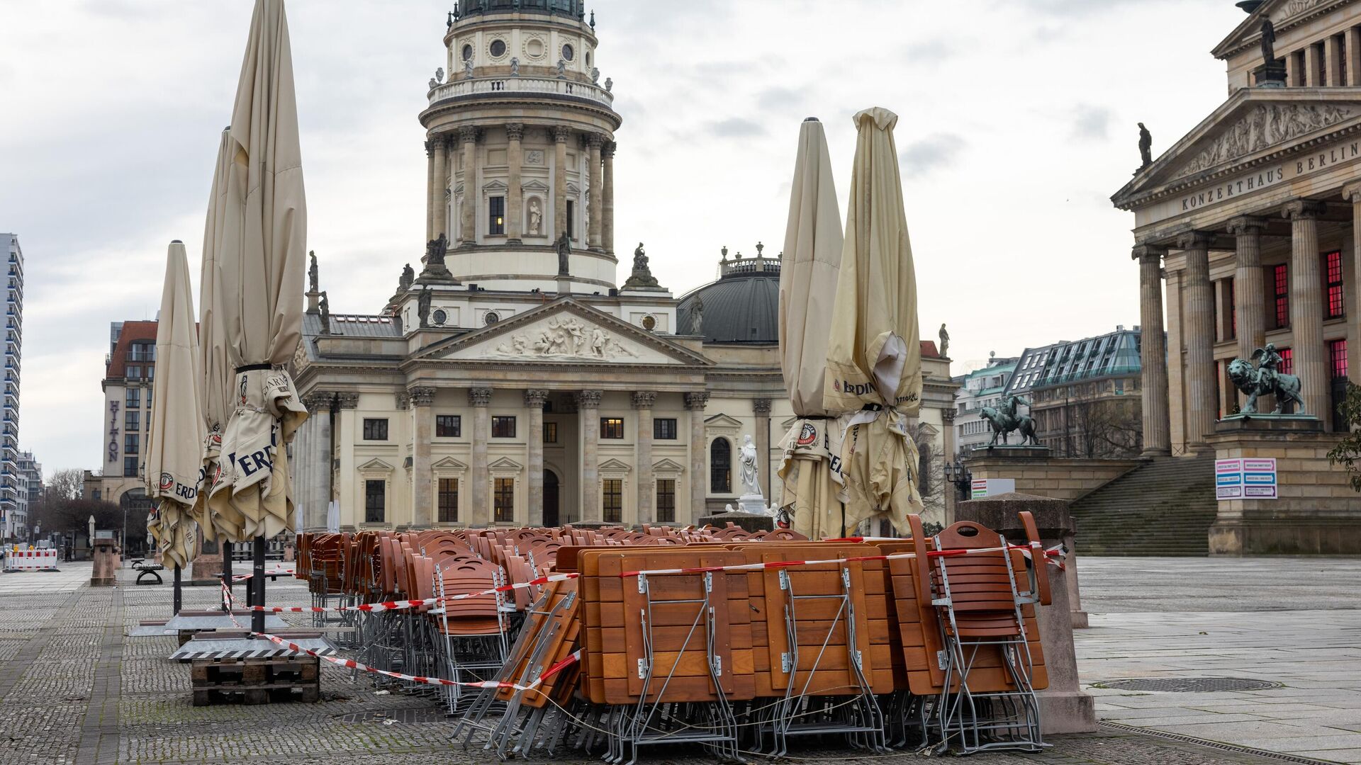 Столы и стулья возле кафе на площади Жандарменмаркт в Берлине - РИА Новости, 1920, 31.12.2020