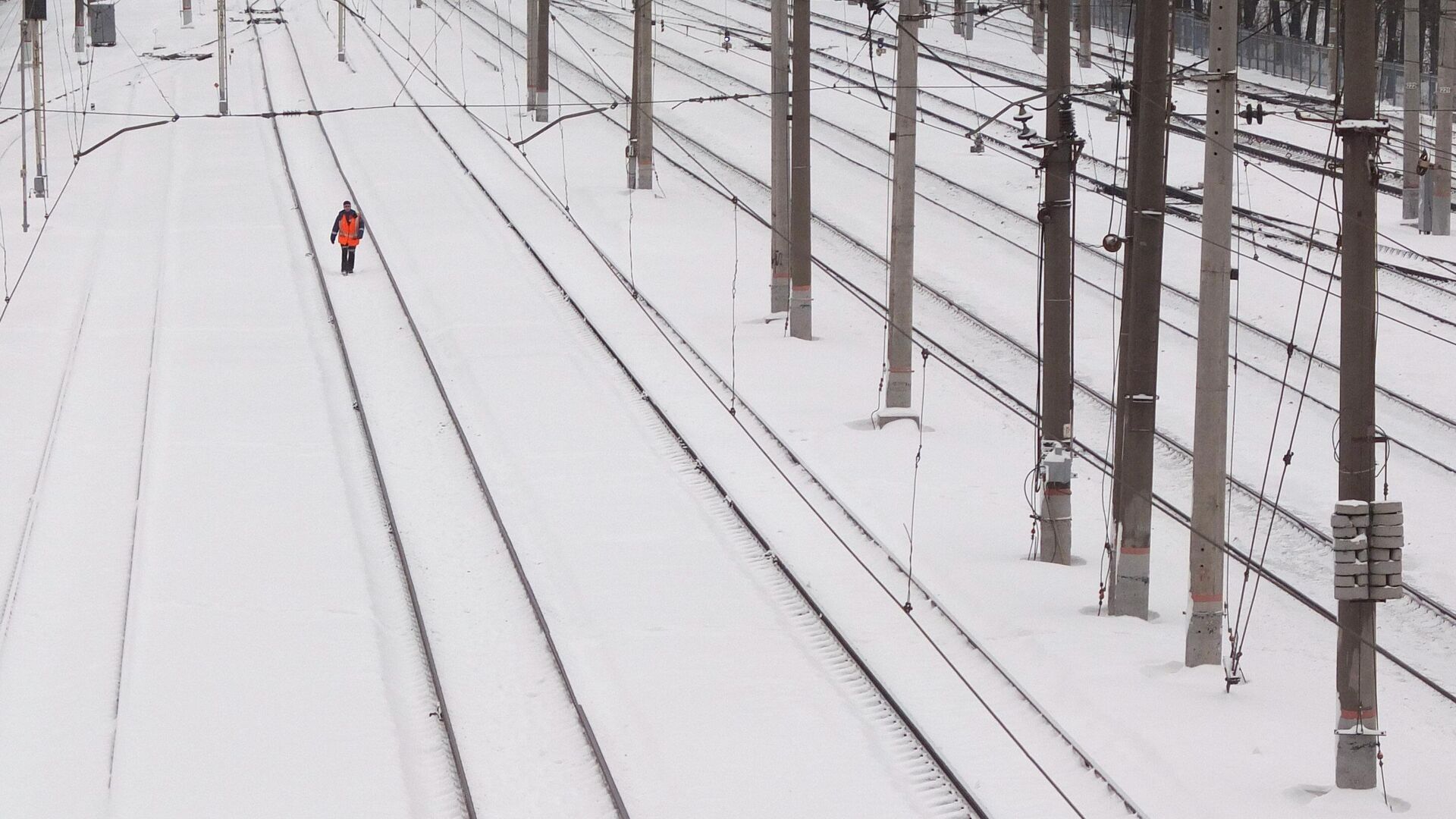 Работник железной дороги обходит железнодорожные пути  - РИА Новости, 1920, 17.02.2021