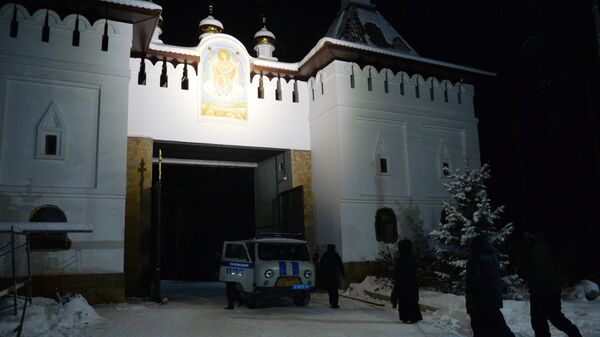 Сотрудники правоохранительных органов на территории Среднеуральского женского монастыря в Свердловской области