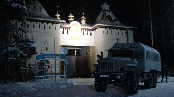 Автомобиль правоохранительных органов на территории Среднеуральского женского монастыря в Свердловской области