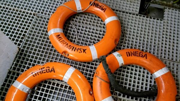 Спасательные круги с затонувшего рыболовного судна Онега, обнаруженные в ходе поисковой операции в Баренцевом море
