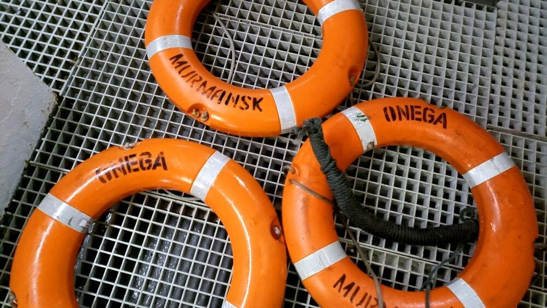 Спасательные круги с затонувшего рыболовного судна Онега, обнаруженные в ходе поисковой операции в Баренцевом море - РИА Новости, 1920, 29.12.2020