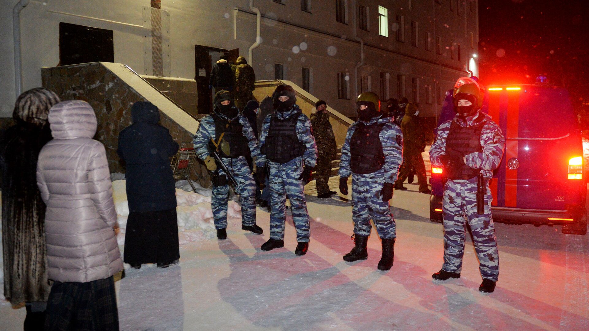 Сотрудники правоохранительных органов на территории Среднеуральского женского монастыря в Свердловской области - РИА Новости, 1920, 29.12.2020