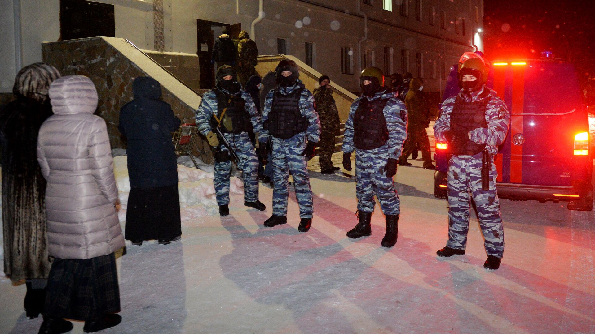 Сотрудники правоохранительных органов на территории Среднеуральского женского монастыря в Свердловской области - РИА Новости, 1920, 29.12.2020