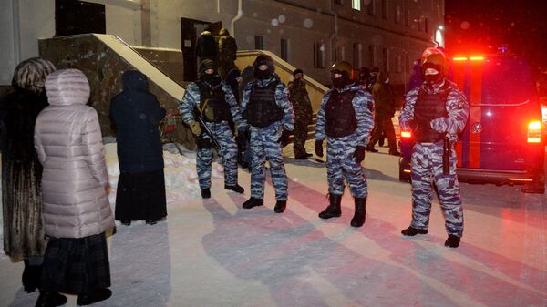 Сотрудники правоохранительных органов на территории Среднеуральского женского монастыря в Свердловской области