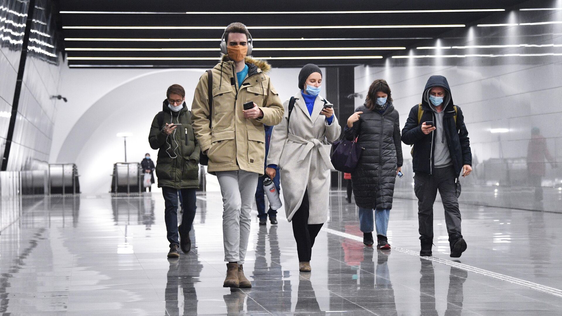 Люди идут по подземному пешеходному переходу между станциями Динамо и Петровский парк - РИА Новости, 1920, 16.02.2021