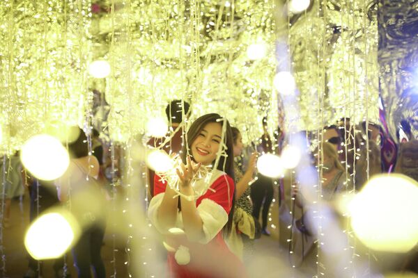 Девушка в костюме Санта-Клауса в Бангкоке, Таиланд