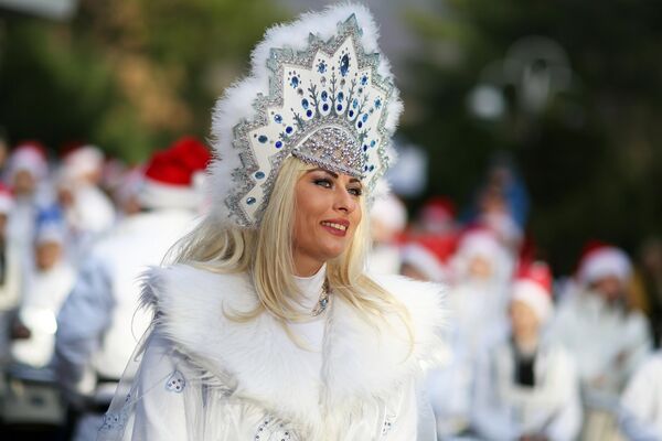 Участница новогоднего костюмированного карнавала в Геленджике