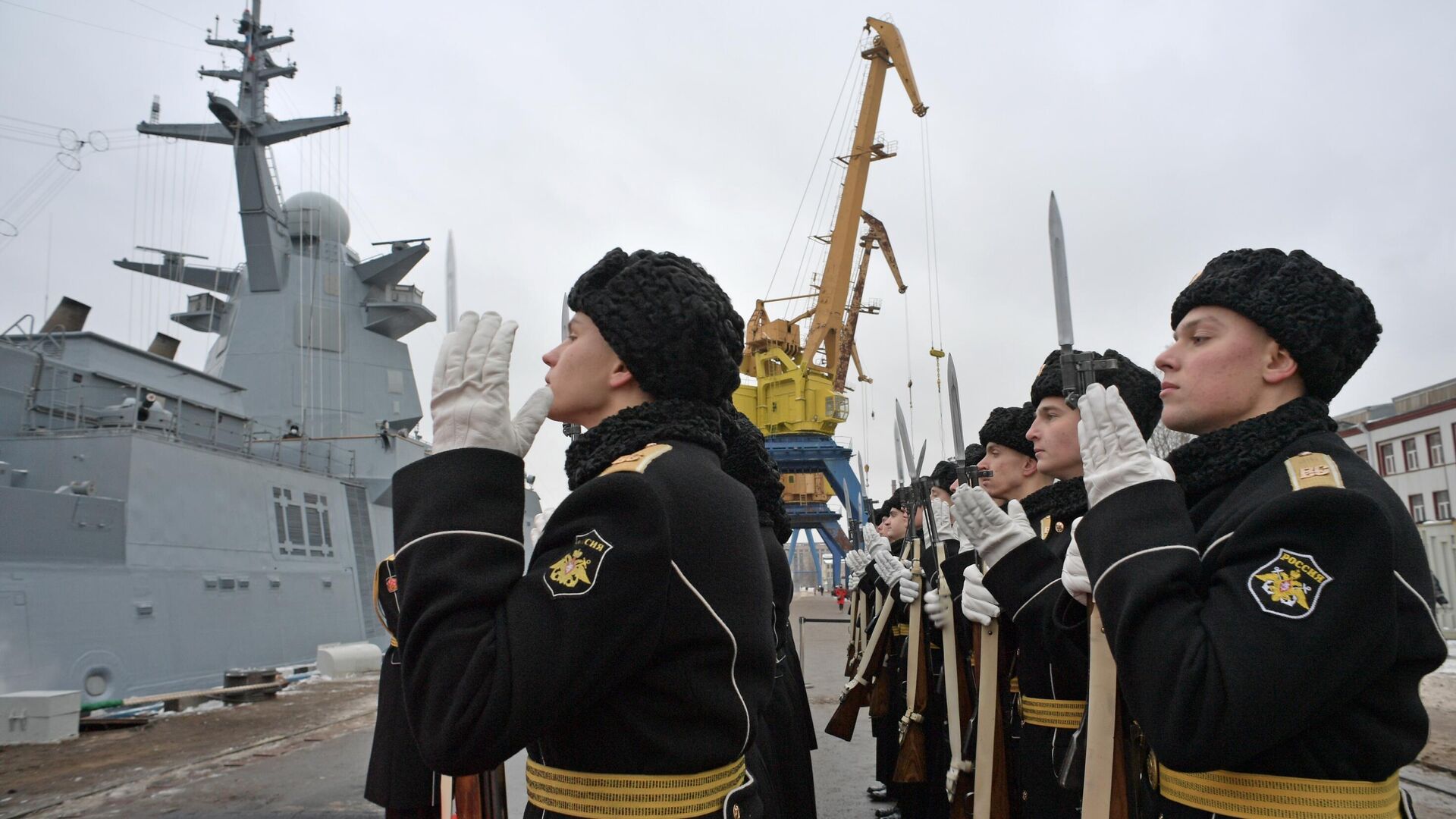 Военнослужащие во время церемонии поднятия Военно-морского флага на корвете Гремящий в Санкт-Петербурге - РИА Новости, 1920, 29.12.2020