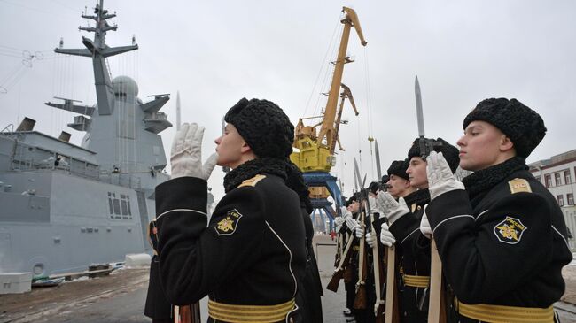 Военнослужащие во время церемонии поднятия Военно-морского флага на корвете Гремящий в Санкт-Петербурге