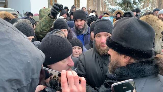 “Они осквернили келью моего отца” – сторонники бывшего схимонаха Сергия не пустили представителя епархии в монастырь  - РИА Новости, 1920, 29.12.2020