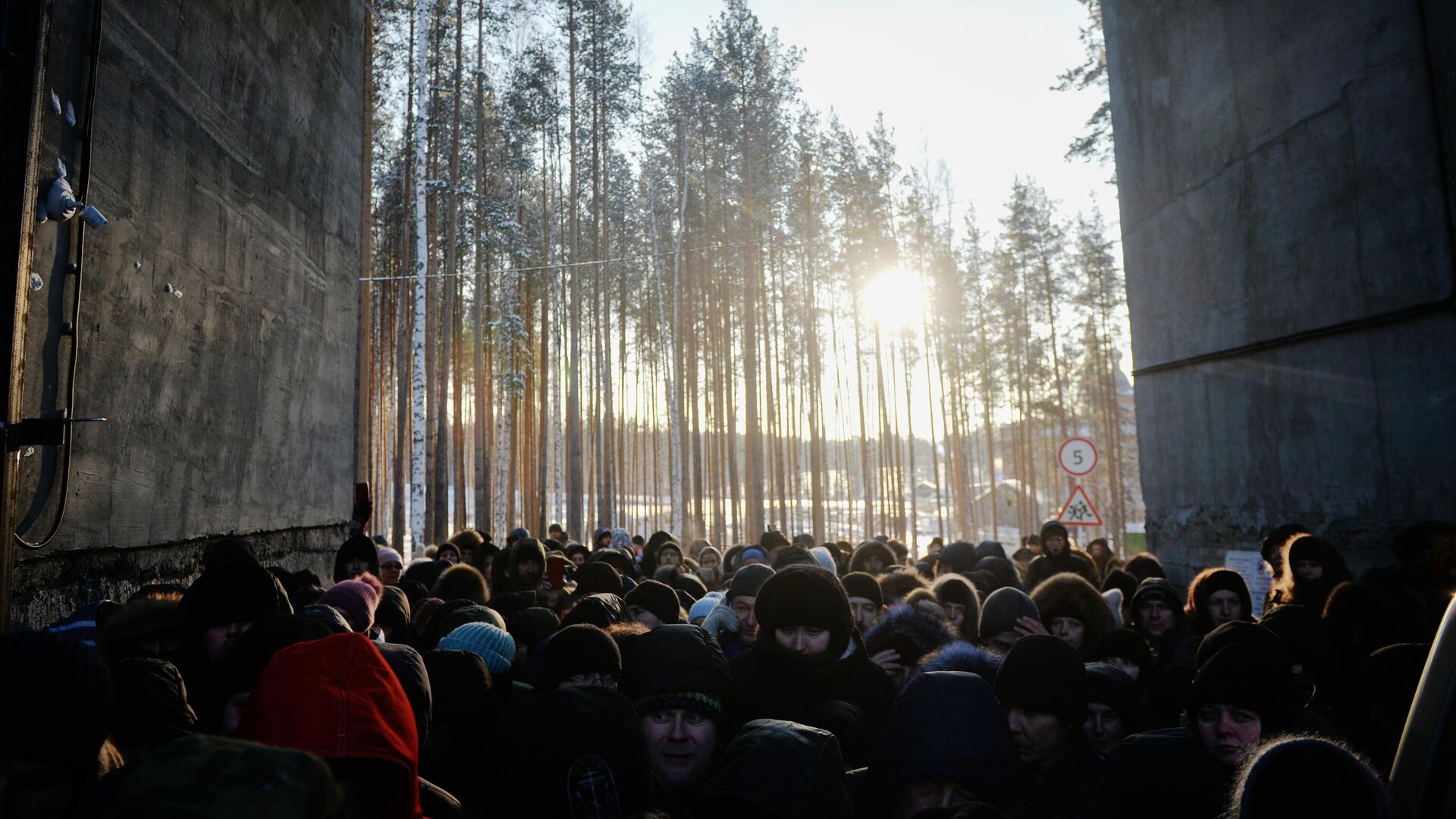 Сторонники бывшего схимонаха Сергия у ворот Среднеуральского женского монастыря в Свердловской области - РИА Новости, 1920, 10.02.2021